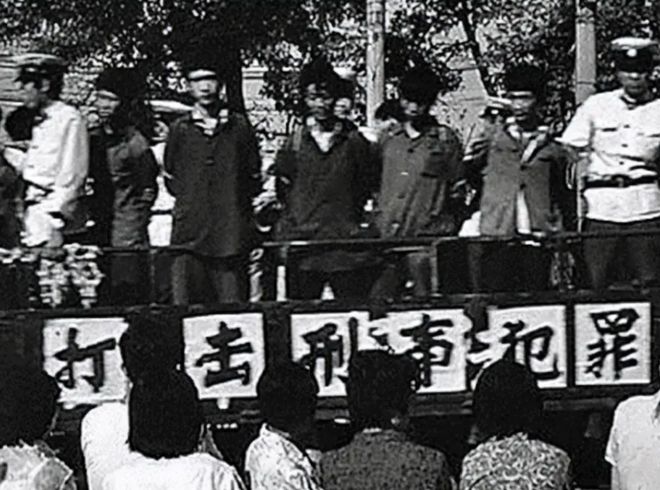 1983年刘清波即将被执行死刑的照片一副无所谓态度满脸不屑(图7)